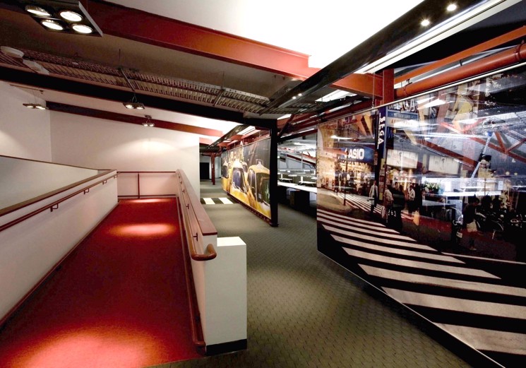 Central Walkway With Graphic Screens - erbas